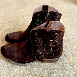 Circle G round toe western boots size 9 worn 2 times.
